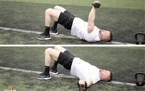 DES ÉCARTÉS COUCHÉ AU SOL avec kettlebell