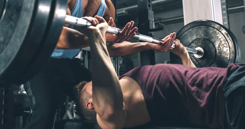 Dois-je soulever des poids lourds pour avoir de plus gros pectoraux ?