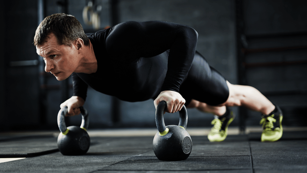 Exercice poitrine avec kettlebell