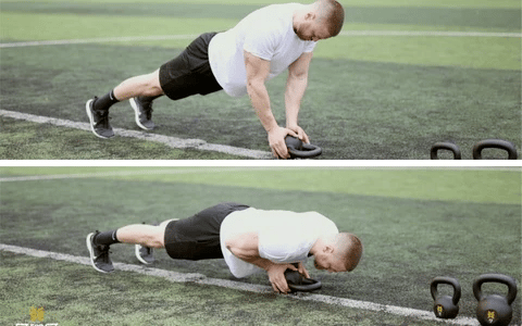 POMPES AVEC PRISE SERRÉE avec des kettlebells