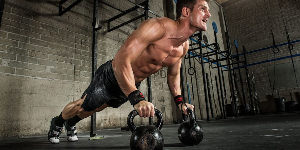 entraînement des pectoraux avec kettlebells