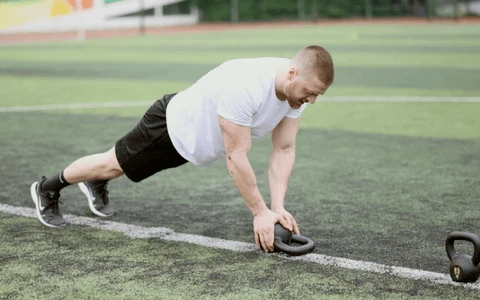 exercices avec kettlebell pour les pecs