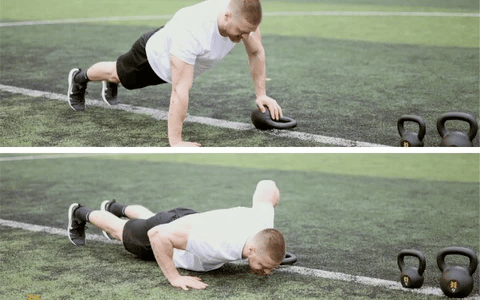 pompes décalées avec kettlebell pour pectorau