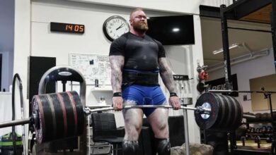 Hafthor Bjornsson bloque le soulevé de terre à la barre d'éléphant de 440 kg (970 lb) en préparation pour l'Arnold Strongman Classic 2024 – Fitness Volt