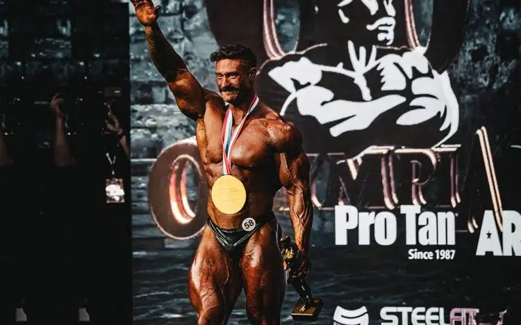 Chris Bumstead prend sa retraite Chris Bumstead prend sa retraite