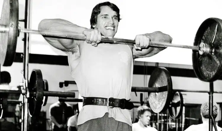 Arnold faisant une rangée verticale d'haltères Arnold faisant une rangée verticale d'haltères