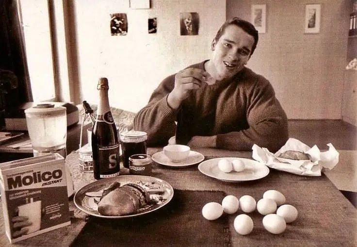 Arnold mangeant des repas riches en protéines