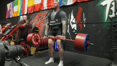 Hafthor Bjornsson satisfait des gains de force après un soulevé de terre de 460 kg en préparation pour l'Arnold Strongman Classic 2025 – Fitness Volt