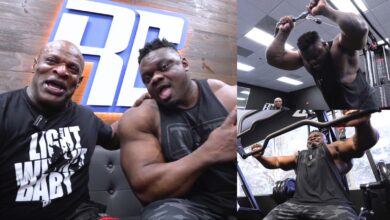 8X M. Olympia Ronnie Coleman guide la bénédiction Awodibu à travers une poitrine et un triceps exténuants - Fitness Volt