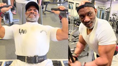 Au 55, Dexter Jackson tient le sien avec des poids lourds, montre un look jacked dans un nouveau clip de gym - Fitness Volt