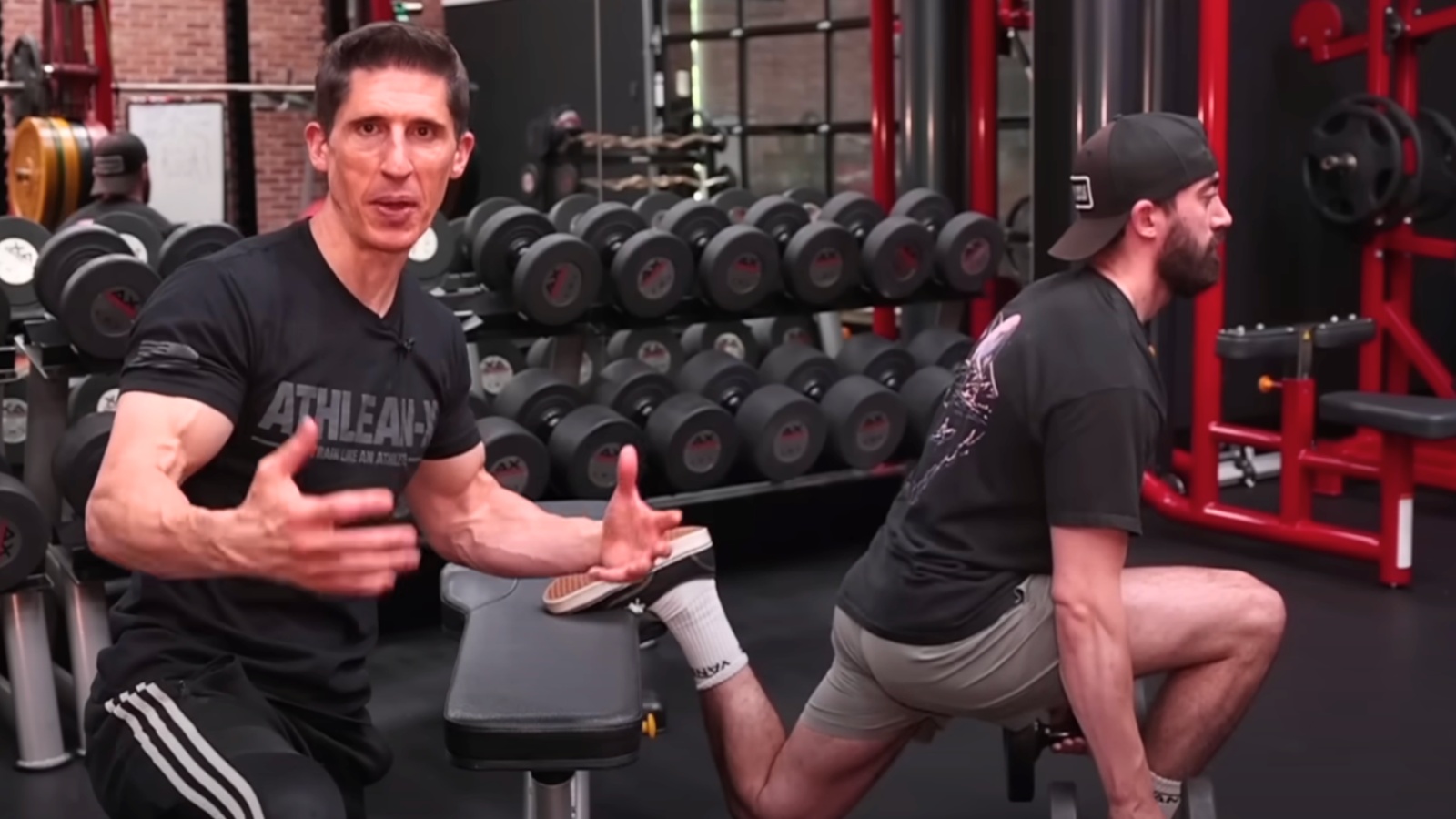 Jeff Cavaliere explique comment construire des jambes plus grandes sans douleur sans squats traditionnels - Fitness Volt