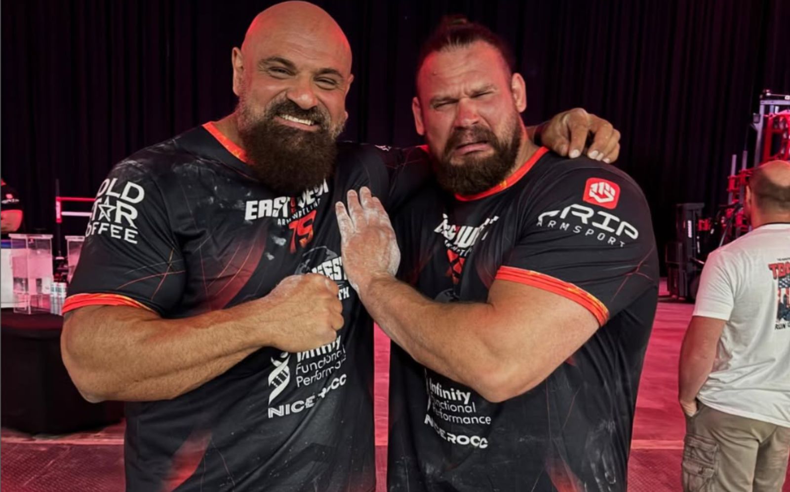 Laurence 'Big Loz' Shahlaei gagne le bras de lutte contre le bras contre Martins Lic au 2025 Strong ARM à Terre - Fitness Volt