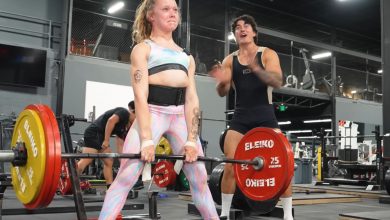 Rory van Ulft, 12 ans, soulève 150 kg (330,7 lb) pour un record du monde non officiel alors qu'il s'entraîne avec Jesse James West – Fitness Volt